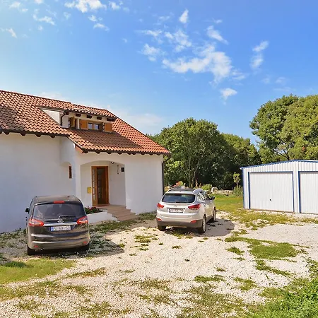 House 1717 بيت للعطل بالي